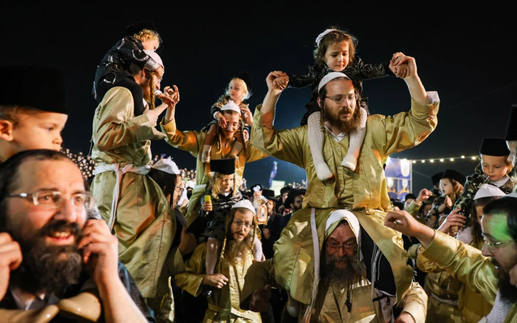 Le grand rabbin de Toldos Avrohom Yitzchok et ses disciples allument un feu de joie pendant les célébrations de Lag Baomer, à Meron, le 15 mai 2025. (Crédit : David Cohen/Flash90)