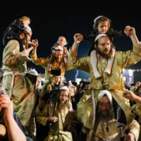 Le grand rabbin de Toldos Avrohom Yitzchok et ses disciples allument un feu de joie pendant les célébrations de Lag Baomer, à Meron, le 15 mai 2025. (Crédit : David Cohen/Flash90)