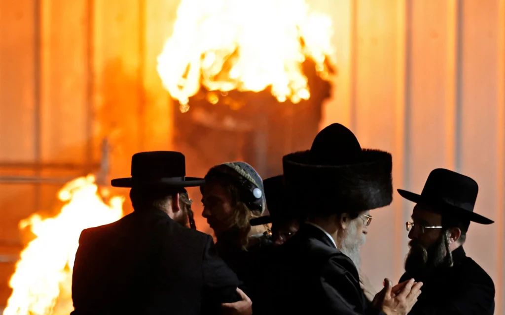 Des juifs ultra-orthodoxes se rassemblent sur la tombe du rabbin Shimon Bar Yochai au Mont Meron pendant la fête juive de Lag BaOmer, qui marque l'anniversaire de la mort du sage talmudique, à Meron, dans le nord d'Israël, le 15 mai 2025. (Crédit : Jalaa MAREY / AFP)