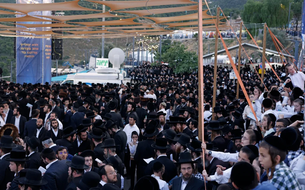 Des ultra-orthodoxes réunis sur la tombe du rabbin Shimon Bar Yochaï au mont Meron lors de la fête juive de Lag BaOmer, qui marque l'anniversaire de la mort du sage talmudique, à Meron, dans le nord d'Israël, le 15 mai 2025. (Crédit : Jalaa Marey/AFP)