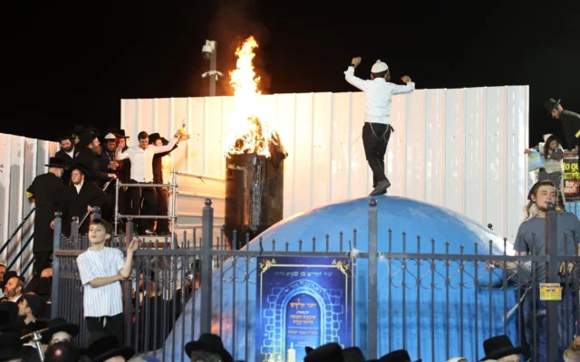 Le Grand Rabbin de la dynastie hassidique de Boyan allumant le feu de joie lors des célébrations de Lag BaOmer, au mont Meron, dans le nord d'Israël, le 15 mai 2025. (Crédit : David Cohen/Flash90)