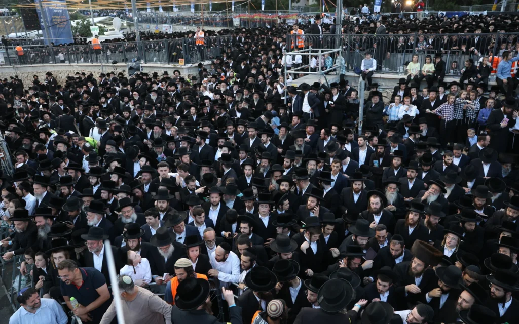 Le grand rabbin de la dynastie hassidique Boyan allume le feu de joie, lors des célébrations de Lag BaOmer, à Meron, dans le nord d'Israël, le 15 mai 2025 (Crédit : David Cohen/Flash90)