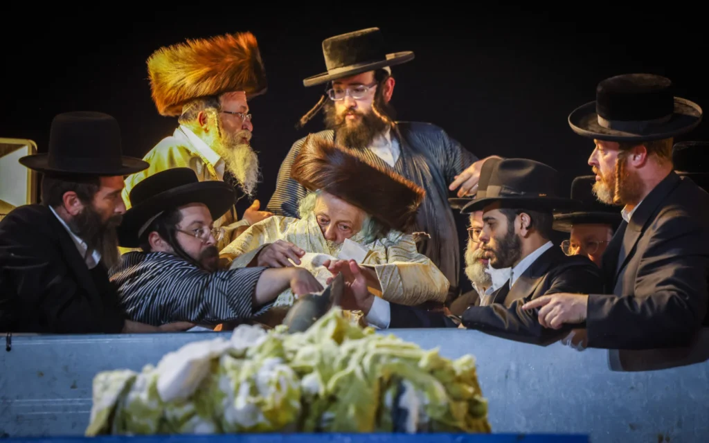 Le grand rabbin Toldos Avrohom Yitzchok et ses disciples allument un feu de joie pendant les célébrations de Lag BaOmer, à Meron, le 15 mai 2025 (Crédit : David Cohen/Flash90)