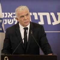 Le chef de l'opposition Yaïr Lapid donnant une conférence de presse, le 4 mai 2025. (Crédit : Capture d'écran)