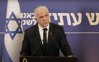 Le chef de l'opposition Yaïr Lapid donnant une conférence de presse, le 4 mai 2025. (Crédit : Capture d'écran)