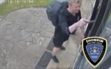 Capture d'écran d'une vidéo montrant un homme en train de retirer la mezouzah d'une maison juive de Londres avec un couteau, le 19 mai 2025. (X : Utilisé conformément à l'article 27a de la loi sur les droits d'auteur)