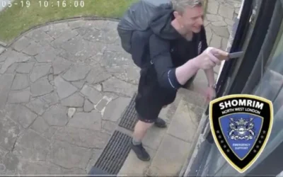 Capture d'écran d'une vidéo montrant un homme en train de retirer la mezouzah d'une maison juive de Londres avec un couteau, le 19 mai 2025. (X : Utilisé conformément à l'article 27a de la loi sur les droits d'auteur)