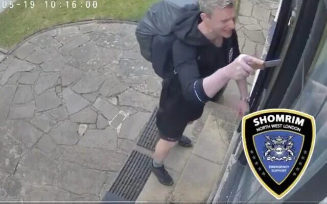 Capture d'écran d'une vidéo montrant un homme en train de retirer la mezouzah d'une maison juive de Londres avec un couteau, le 19 mai 2025. (X : Utilisé conformément à l'article 27a de la loi sur les droits d'auteur)