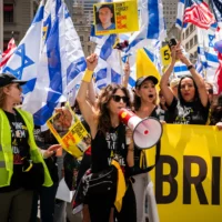 Mobilisation en soutien aux otages lors de la Journée d’Israël, à New York, le 5 mai, 18 mai 2025. (Crédit : Luke Tress/Times of Israel)