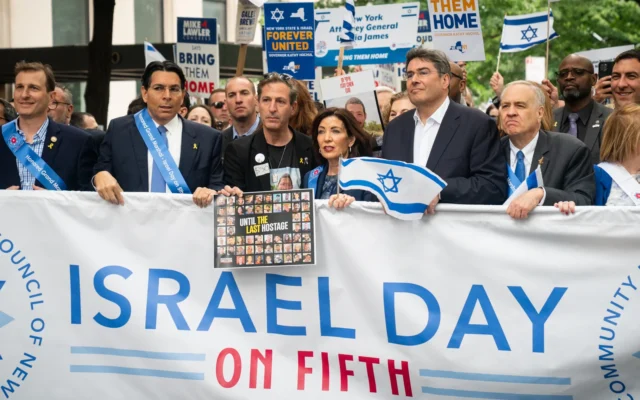 Ruby Chen, au centre à gauche, et la gouverneure de l'État de New York Kathy Hochul, au centre à droite, lors de la Journée d'Israël du 5 mai, 18 mai 2025. (Crédit : Luke Tress/Times of Israel)