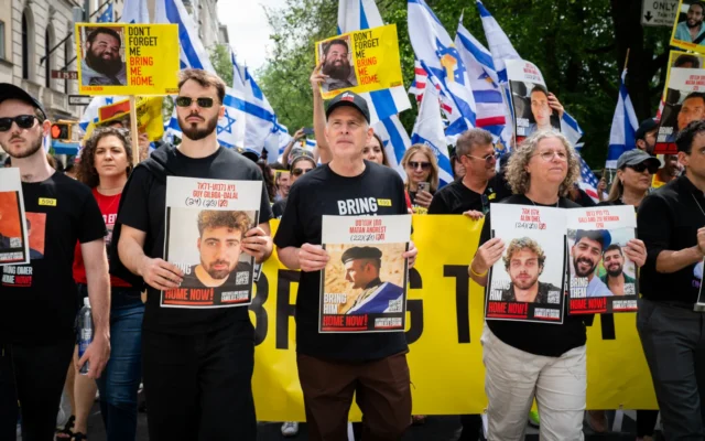 Les ex-otages du Hamas Andrey Kozlov, Keith Siegel et Aviva Siegel, lors de la Journée d'Israël sur la Cinquième Avenue à New York, le 18 mai 2025. (Crédit : Luke Tress/Times of Israel)
