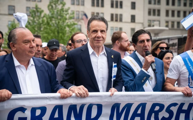 L'ancien gouverneur de l'État de New York, Andrew Cuomo, à la Journée d'Israël sur la Cinquième Avenue, le 18 mai 2025. (Crédit : Luke Tress/Times of Israel)