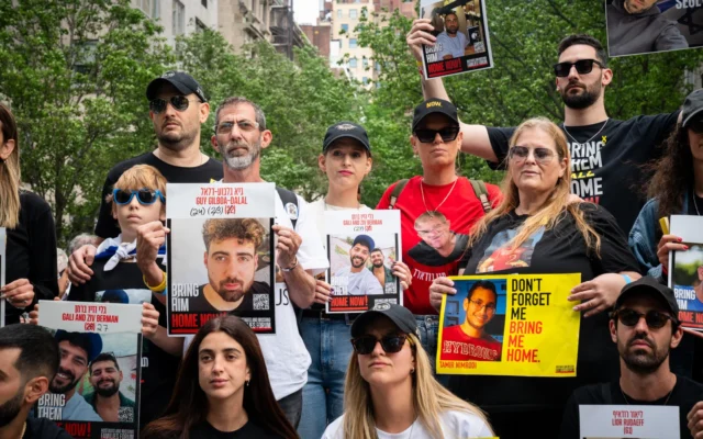 L'ex-otage du Hamas, Doron Steinbrecher, au centre, lors de la Journée d'Israël sur la Cinquième Avenue à New York, le 18 mai 2025. (Crédit : Luke Tress/Times of Israel)