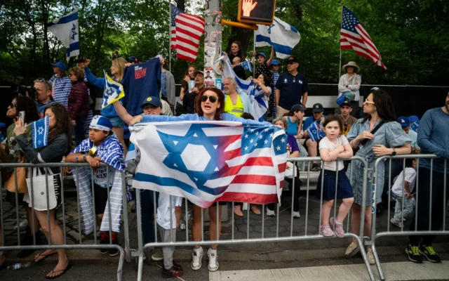 Journée d'Israël sur la Cinquième Avenue à New York, le 18 mai 2025. (Crédit : Luke Tress/Times of Israel)
