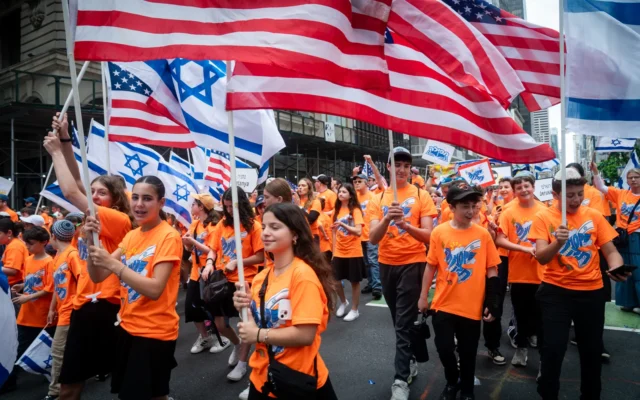 Journée d'Israël sur la Cinquième Avenue à New York, le 18 mai 2025. (Crédit : Luke Tress/Times of Israel)