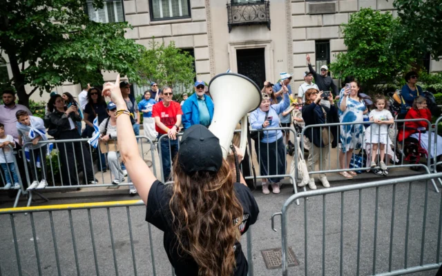 Journée d'Israël sur la Cinquième Avenue à New York, le 18 mai 2025. (Crédit : Luke Tress/Times of Israel)