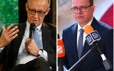 (À gauche) Le chancelier allemand Friedrich Merz participe à une discussion sur scène lors de la journée d'ouverture de la conférence numérique « Re:publica 25 » à Berlin, le 26 mai 2025. (Crédit : Odd ANDERSEN / AFP) ; (À droite) Le Premier ministre finlandais Petteri Orpo s'adresse à la presse alors qu'il arrive pour le début d'un sommet de l'Union européenne à l'Europa Building Forum, à Bruxelles, le 20 mars 2025. (Photo JOHN THYS / AFP)