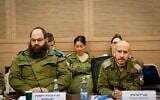 Le brigadier général Shay Tayeb, chef de la Division de la planification et de la gestion du personnel du Directorat des Ressources humaines de l'armée israélienne (à droite), à la Knesset, le 21 mai 2025. (Crédit : Noam Moskowitz, Bureau du porte-parole de la Knesset)