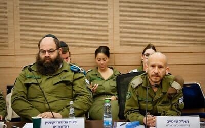 Le brigadier général Shay Tayeb, chef de la Division de la planification et de la gestion du personnel du Directorat des Ressources humaines de l'armée israélienne (à droite), à la Knesset, le 21 mai 2025. (Crédit : Noam Moskowitz, Bureau du porte-parole de la Knesset)