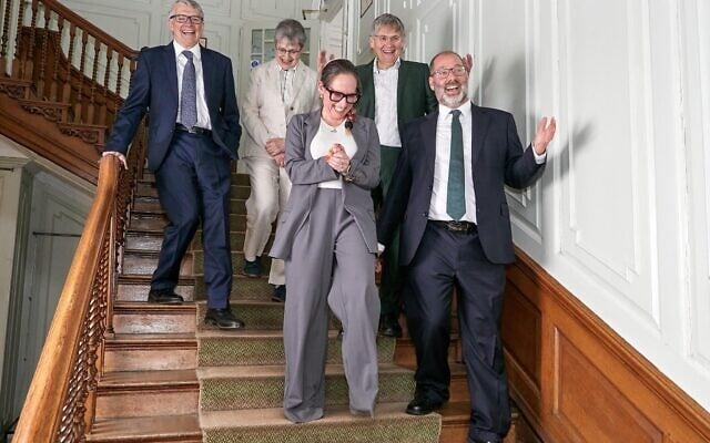 Le rabbin Charley Baginsky, Paul Langsford, le Dr. Ed Kessler MBE, Karen Newman et le rabbin Josh Levy annonçant la création de la nouvelle organisation nationale appelée « Progressive Judaism » (Judaïsme progressiste), sur une photo fournie par la nouvelle organisation, le 18 mai 2025. (Crédit : Zoe Norfolk)