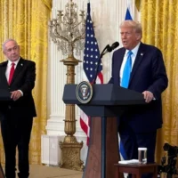 Le Premier ministre Benjamin Netanyahu (à gauche) et le président américain Donald Trump (à droite) prennent la parole lors d'une conférence de presse conjointe dans la salle Est de la Maison Blanche, le 4 février 2025. (La Maison Blanche, via Wikipédia)