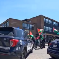 Manifestation anti-Israël devant le Centre de développement Donald Berman Yaldei de Montréal, le 2 mai 2025. (Crédit : Capture d'écran)