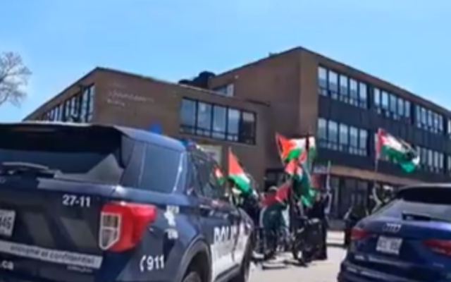 Manifestation anti-Israël devant le Centre de développement Donald Berman Yaldei de Montréal, le 2 mai 2025. (Crédit : Capture d'écran)