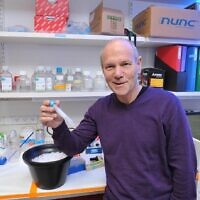 Le professeur Yinon Ben Neriah de la faculté de médecine de l'université hébraïque, lauréat du prix Israël pour ses recherches révolutionnaires sur le cancer (Autorisation/Bruno Charbit)