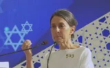 Rachel Goldberg-Polin prend la parole lors de la réception organisée par le président pour les diplomates étrangers en Israël à l'occasion de Yom HaAtsmaout, le 1er mai 2025 (Capture d'écran/GPO)