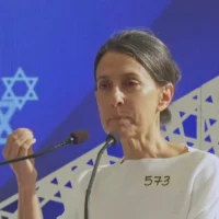 Rachel Goldberg-Polin prend la parole lors de la réception organisée par le président pour les diplomates étrangers en Israël à l'occasion de Yom HaAtsmaout, le 1er mai 2025 (Capture d'écran/GPO)
