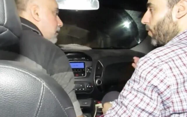 Le commandant du Hamas, Muhammad Sinwar (à droite) dans une voiture traversant un tunnel sous la bande de Gaza, sur une capture d’écran d’une vidéo non datée publiée le 17 décembre 2023. (Crédit : Capture d’écran/Armée israélienne)