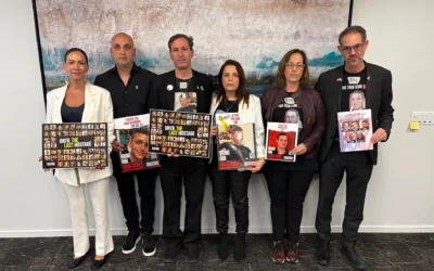De gauche à droite : Yael Alexander, Adi Alexander, Ruby Chen, Hagit Chen, Orna Neutra et Ronen Neutra lors d'une conférence de presse pour les familles des otages israélo-américains à Washington le 30 avril 2025. (Autorisation)