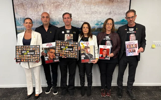 De gauche à droite : Yael Alexander, Adi Alexander, Ruby Chen, Hagit Chen, Orna Neutra et Ronen Neutra lors d'une conférence de presse pour les familles des otages israélo-américains à Washington le 30 avril 2025. (Autorisation) De gauche à droite : Yael Alexander, Adi Alexander, Ruby Chen, Hagit Chen, Orna Neutra et Ronen Neutra lors d'une conférence de presse pour les familles des otages israélo-américains à Washington le 30 avril 2025. (Autorisation)