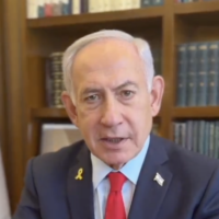 Le Premier ministre Benjamin Netanyahu répond à des questions sur la guerre de Gaza dans une vidéo publiée sur X le 5 mai 2025. (Capture d'écran X)
