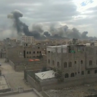 Des images publiées sur les réseaux sociaux montrent des frappes israéliennes sur l’aéroport international de Sanaa et d’autres cibles à proximité, dans la capitale du Yémen contrôlée par les Houthis, le 6 mai 2025. (Crédit : X ; utilisé conformément à l’article 27a de la loi sur le droit d’auteur)