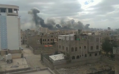 Des images publiées sur les réseaux sociaux montrent des frappes israéliennes sur l’aéroport international de Sanaa et d’autres cibles à proximité, dans la capitale du Yémen contrôlée par les Houthis, le 6 mai 2025. (Crédit : X ; utilisé conformément à l’article 27a de la loi sur le droit d’auteur)