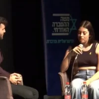 Dafna Elyakim, ex-otage du Hamas, s'exprime lors de la conférence TEEN SPIRIT du Civil Advocacy Center, le 6 mai 2025. (Capture d'écran, utilisée conformément à l'article 27a de la loi sur les droits d'auteur)