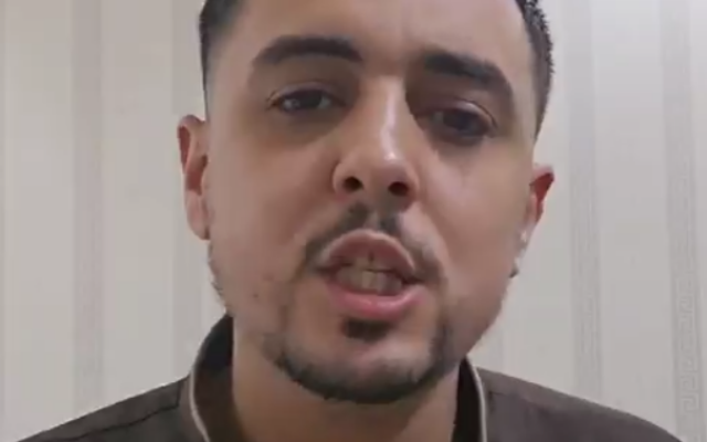 Le conseiller municipal de Grand-Charmont, Ismaël Boudjekada, dans une vidéo publiée sur ses réseaux sociaux le 12 avril 2025. (Capture d'écran X / Ismaël Boudjekada / utilisée conformément à l'article 27a de la loi sur le droit d'auteur)