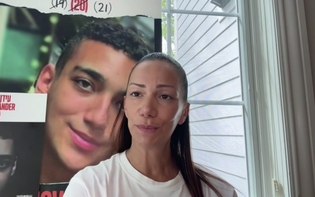 Yael Alexander, mère de l'otage Edan Alexander, parle lors d'une interview sur Zoom le 8 mai 2025. (Crédit : Capture d'écran) Yael Alexander, mère de l'otage Edan Alexander, parle lors d'une interview sur Zoom le 8 mai 2025. (Crédit : Capture d'écran)