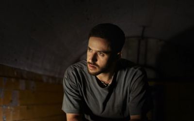 L'aex-otage Omer Shem Tov s'exprimant sur la chaîne N12 dans une reconstitution du tunnel où il a été retenu captif à Gaza, lors d'une interview diffusée le 8 mai 2025. (Crédit : Capture d'écran/Chaîne N12)