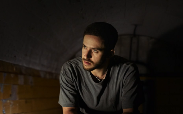 L'aex-otage Omer Shem Tov s'exprimant sur la chaîne N12 dans une reconstitution du tunnel où il a été retenu captif à Gaza, lors d'une interview diffusée le 8 mai 2025. (Crédit : Capture d'écran/Chaîne N12)