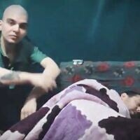 Les otages du Hamas Yosef-Haïm Ohana et Elkana Bohbot apparaissant dans une vidéo de propagande du Hamas publiée par le groupe terroriste palestinien le 10 mai 2025. (Crédit : Capture d'écran)