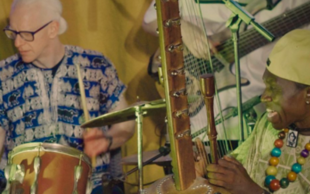 Le batteur du trio israélien Yogev Shetrit 
aux côtés de l'artiste sénégalais Noumoucounda, à Toubab Dialaw, au Sénégal, le 26 avril 2025. (Crédit : X / @IsraelinSenegal / utilisée conformément à l'article 27a de la loi sur le droit d'auteur)