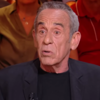 L'animateur Thierry Ardisson, sur le plateau de « Quelle époque », sur France 2, le 10 mai 2025. (Capture d'écran Youtube / Quelle époque / utilisée conformément à l'article 27a de la loi sur le droit d'auteur)