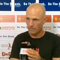 L'entraîneur de l'équipe de football Hapoel Jerusalem Ziv Aryeh donne une interview, le 10 mai 2025 (Capture d'écran / utilisée conformément à l'article 27a de la loi sur le droit d'auteur)