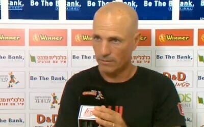 L'entraîneur de l'équipe de football Hapoel Jerusalem Ziv Aryeh donne une interview, le 10 mai 2025 (Capture d'écran / utilisée conformément à l'article 27a de la loi sur le droit d'auteur)