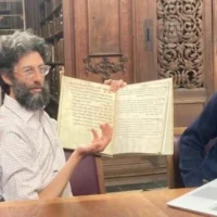 Aaron Koller enseigne à l'Université de Cambridge durant l'année universitaire 2022-23. (Crédit : Shira Hecht-Koller via la JTA)