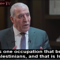 Le vice-président de l'Autorité palestinienne, Hussein Al-Sheikh, sur l'extrait d'une interview donnée à la chaîne de télévision Al Arabiya le 12 mai 2025, publié et traduit en anglais sur le site de MEMRI. (Capture d'écran / MEMRI / utilisée conformément à l'article 27a de la loi sur le droit d'auteur)