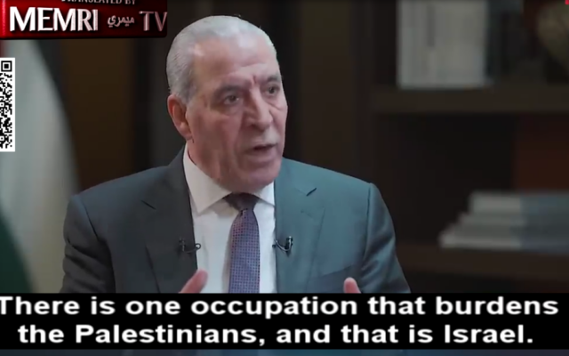 Le vice-président de l'Autorité palestinienne, Hussein Al-Sheikh, sur l'extrait d'une interview donnée à la chaîne de télévision Al Arabiya le 12 mai 2025, publié et traduit en anglais sur le site de MEMRI. (Capture d'écran / MEMRI / utilisée conformément à l'article 27a de la loi sur le droit d'auteur)