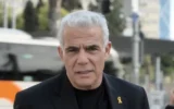 Le chef de l'opposition Yaïr Lapid fait une déclaration vidéo après un briefing de sécurité avec le Premier ministre Benjamin Netanyahu, le 15 mai 2025. (Crédit : Capture d'écran/ X)